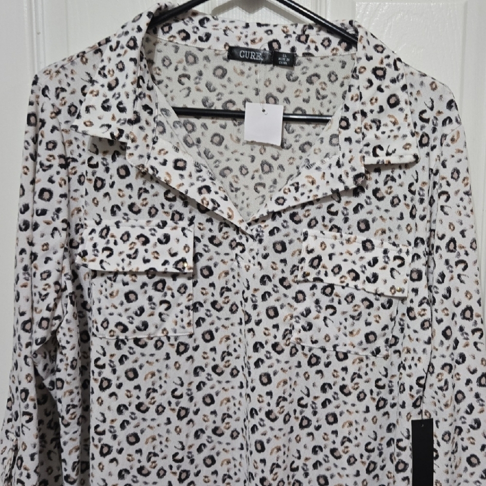 Elegant Animal Print Blouse - Picture 3 of 5